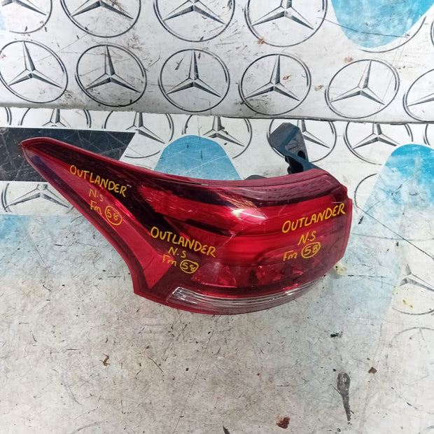 MITSUBISHI OUTLANDER PASSENGER SIDE ( NEAR SIDE ) TAIL LIGHT