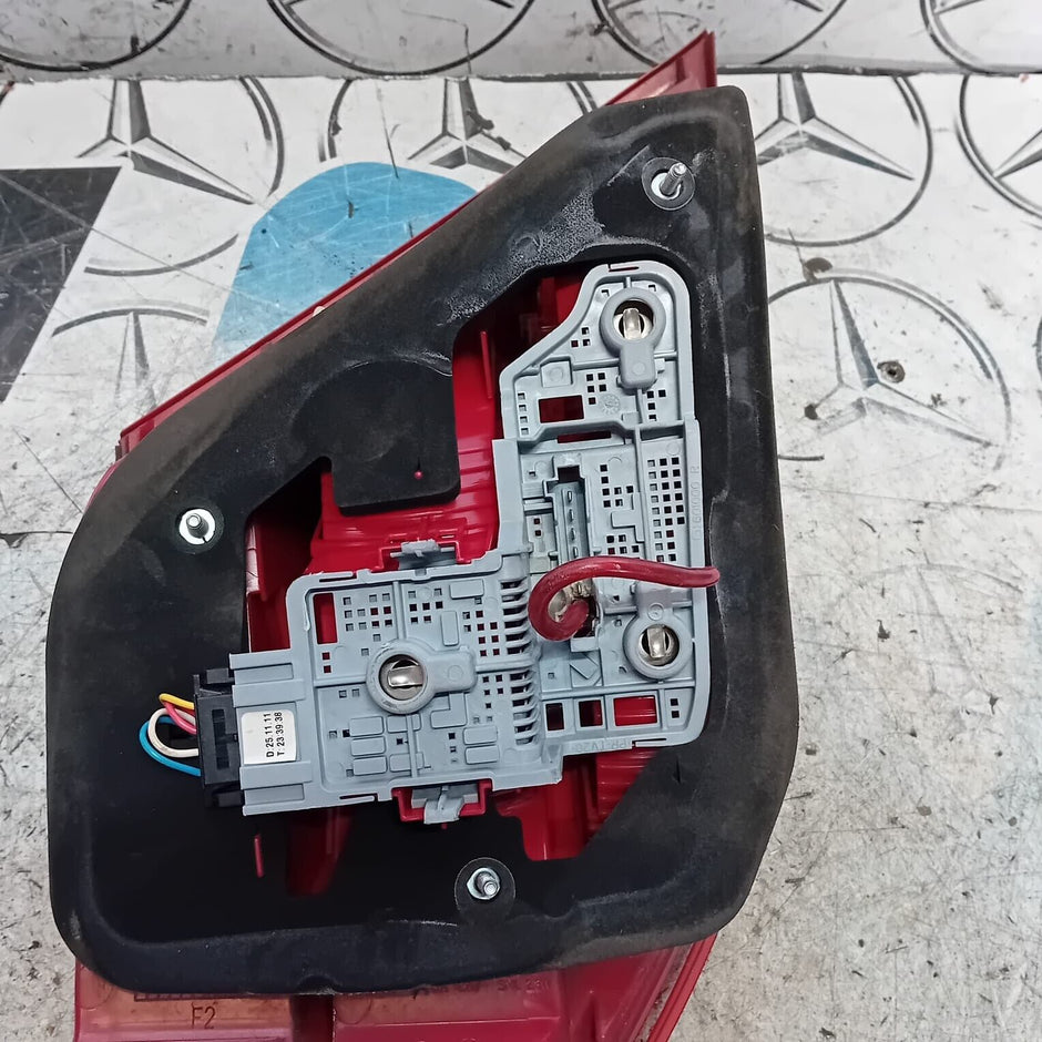 MERCEDES BENZ C-CLASS W204 DRIVER SIDE (OFF SIDE ) REAR TAIL LIGHT - 2046205864