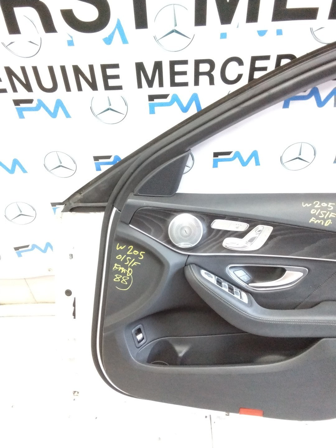 MERCEDES BENZ C-CLASS W205 DRIVER SIDE FRONT DOOR O/S/F COMPLETE WHITE  FMD88