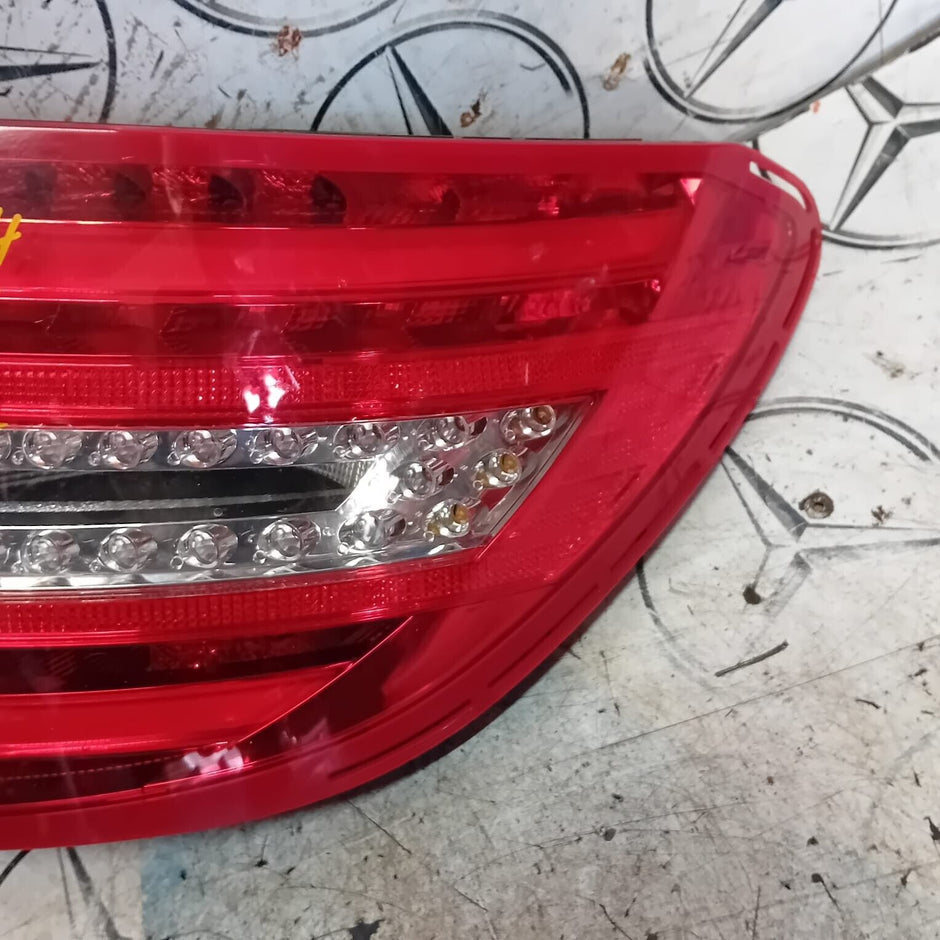 MERCEDES BENZ C-CLASS W204 DRIVER SIDE (OFF SIDE ) REAR TAIL LIGHT - 2046205864