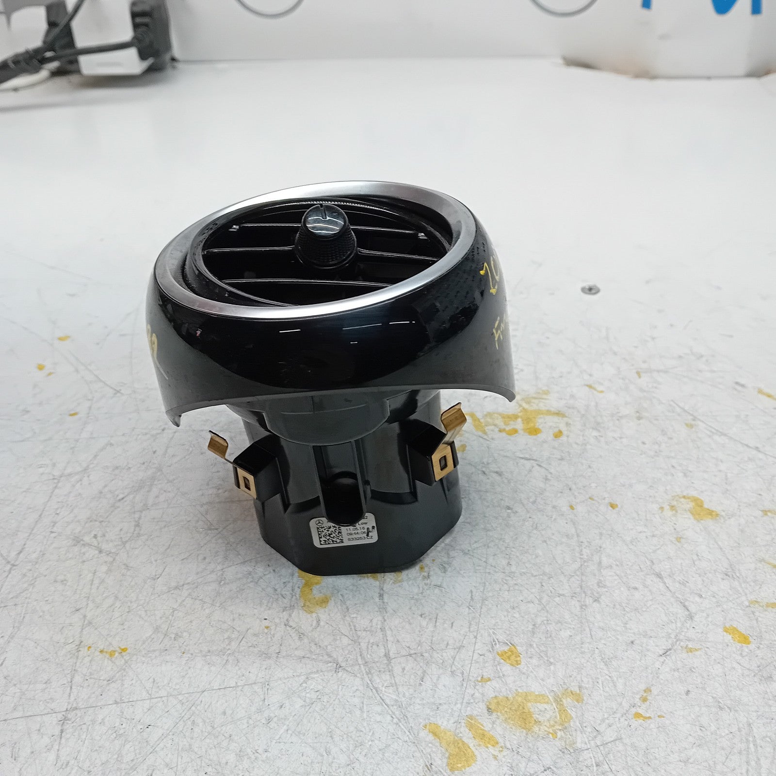 MERCEDES C-CLASS W205 DASHBOARD AIR VENT PASSENGER SIDE  A2058303604 FM001182