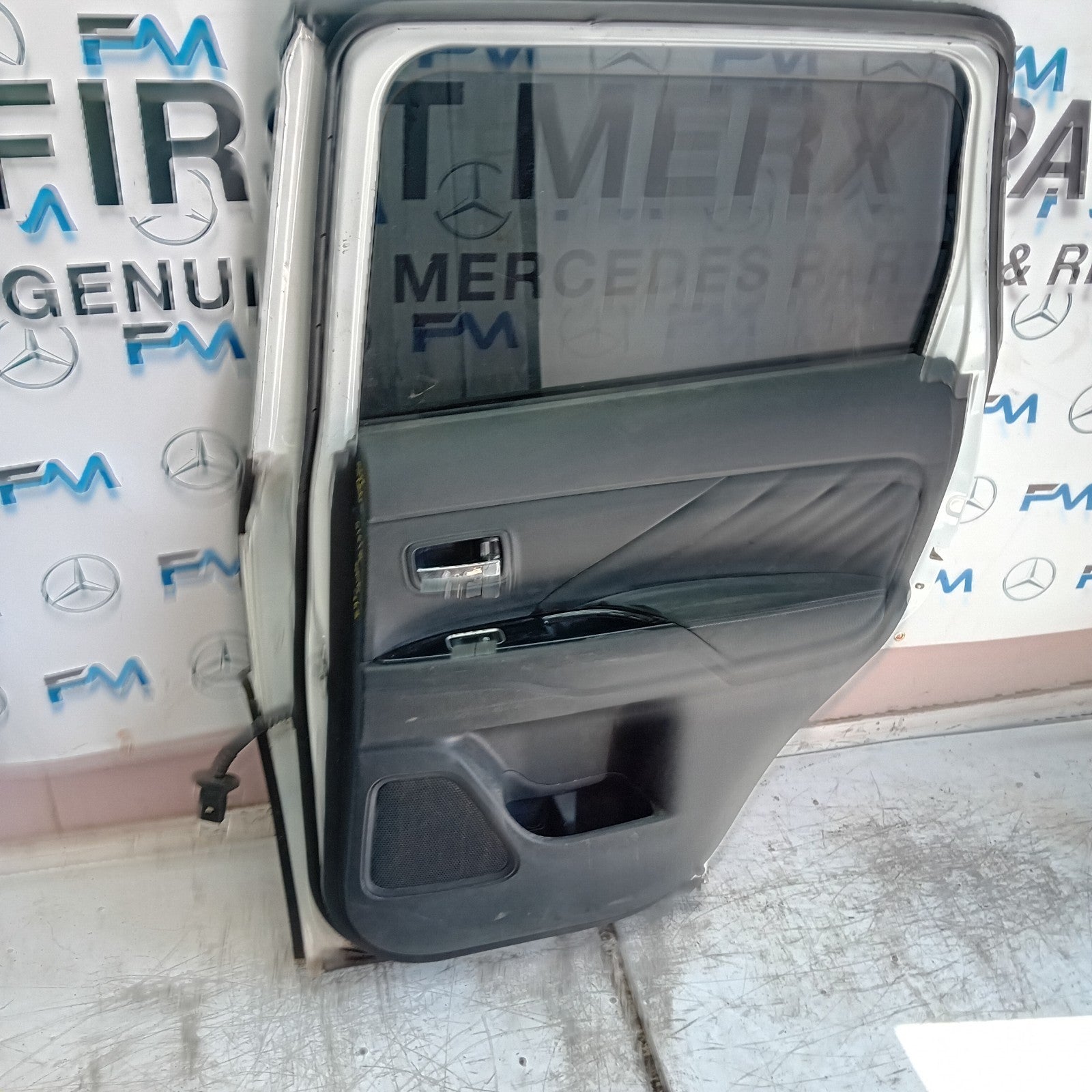 MITSUBISHI OUTLANDER MK3 DRIVER REAR DOOR OSR 2013 WHITE COMPLETE FMD363