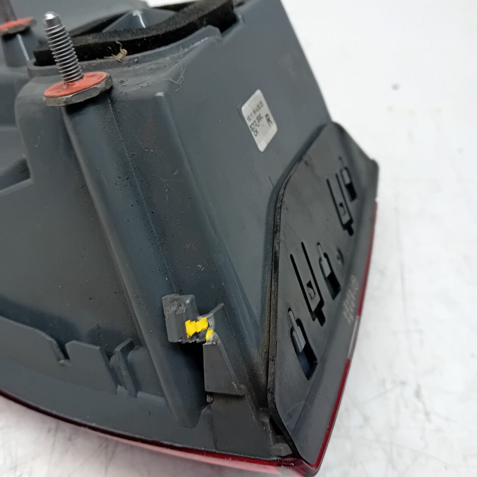 MERCEDES E-CLASS W213 2016 REAR DRIVER O/S TAIL LIGHT FMT49. (DAMAGED)