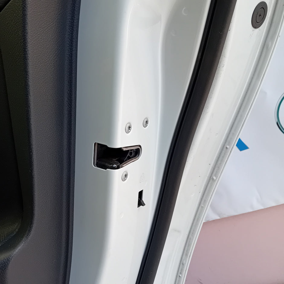 MERCEDES BENZ CLA-CLASS  W118 DRIVER SIDE FRONT DOOR ( OFF SIDE FRONT ) FM07