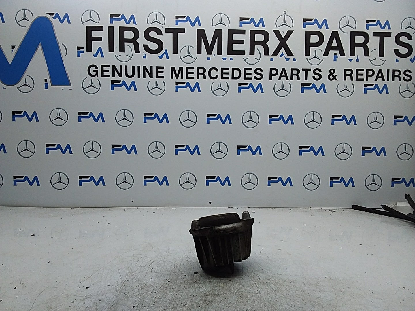 MERCEDES BENZ  E-CLASS  W212  ENGINE MOUNT LEFT NS A2122404117 FMR350