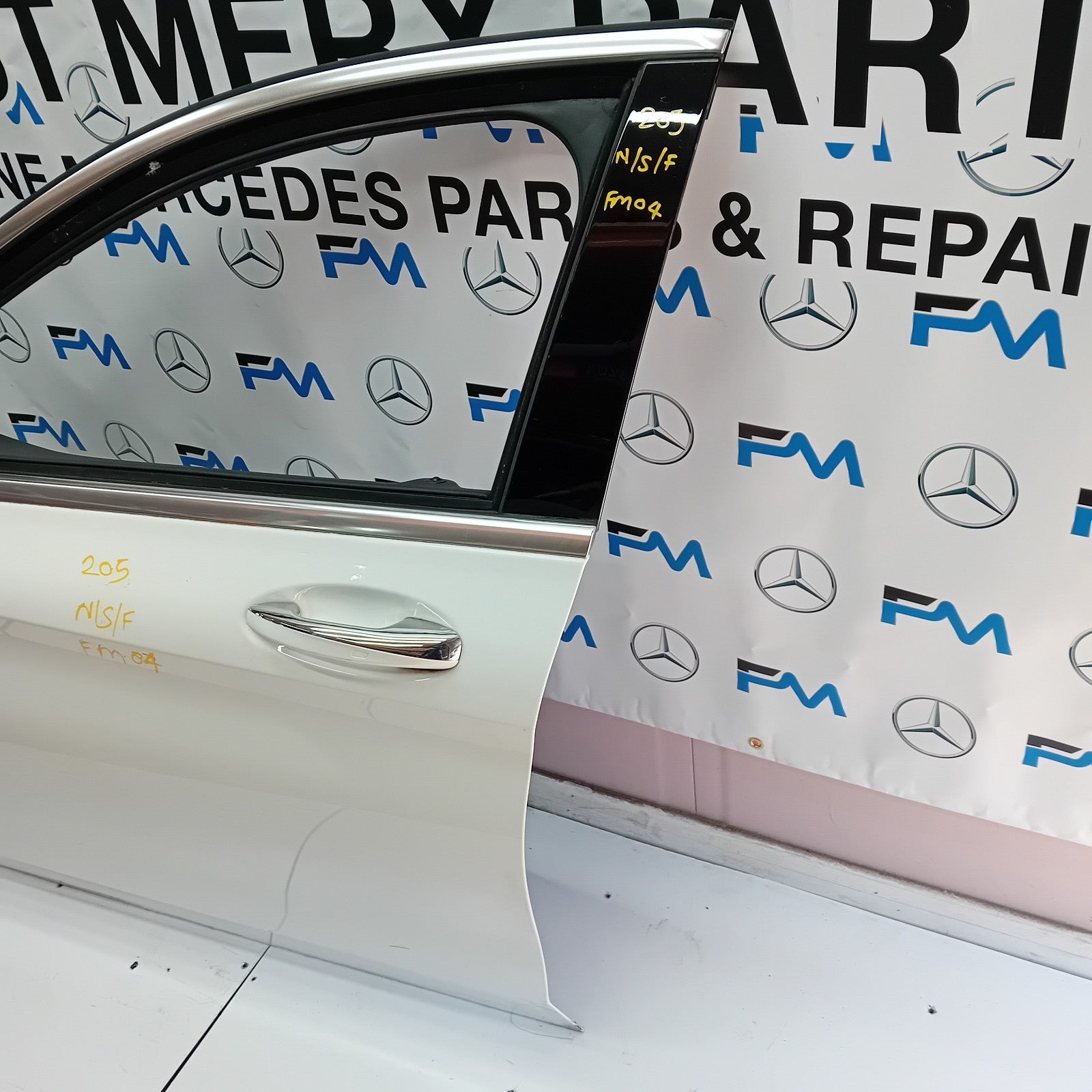MERCEDES BENZ C-CLASS  W205 PASSENGER SIDE FRONT DOOR ( NEAR SIDE FRONT ) FM04