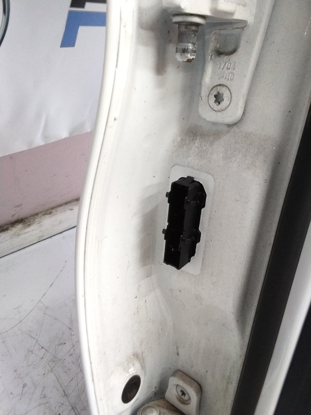 MERCEDES BENZ  C-CLASS W205 DRIVER SIDE REAR DOOR O/S/R COMPLETE WHITE FMD82