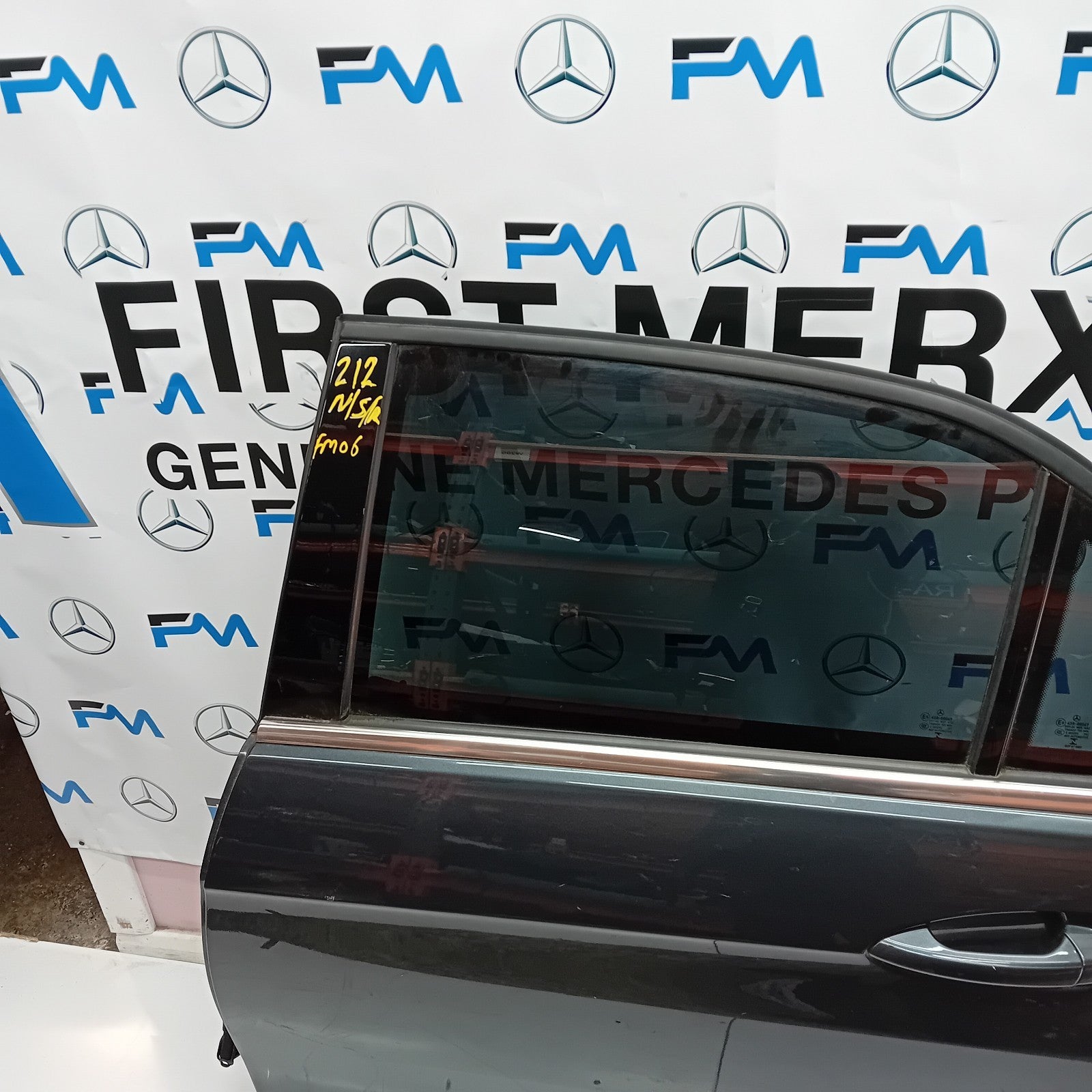 MERCEDES BENZ E-CLASS  W212 PASSENGER SIDE REAR DOOR ( NEAR SIDE REAR ) FM06