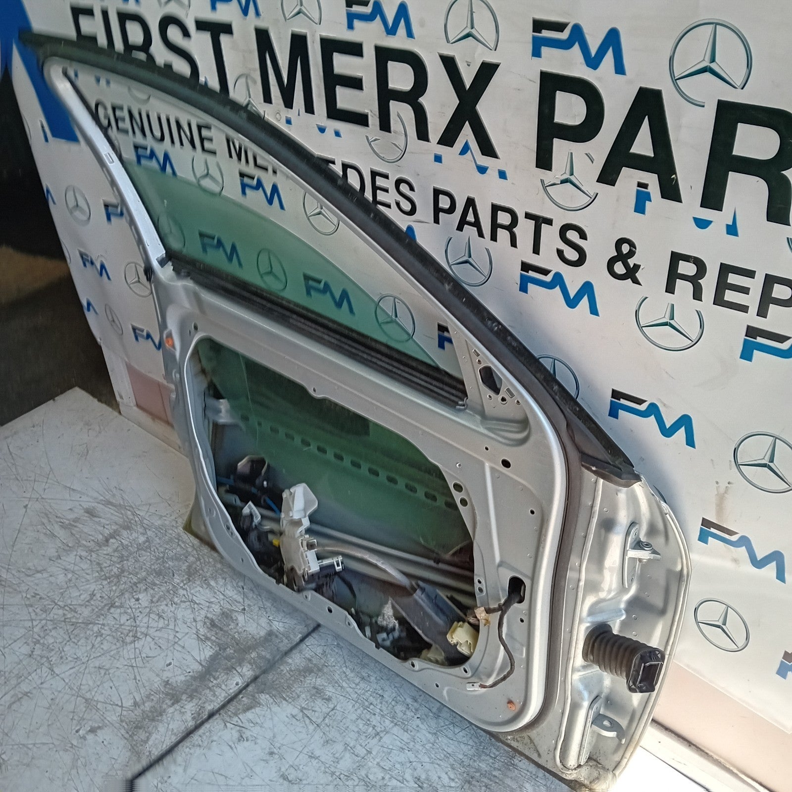MERCEDES BENZ  E-CLASS W212 PASSENGER FRONT DOOR NSF 2015 SILVER  FMD518