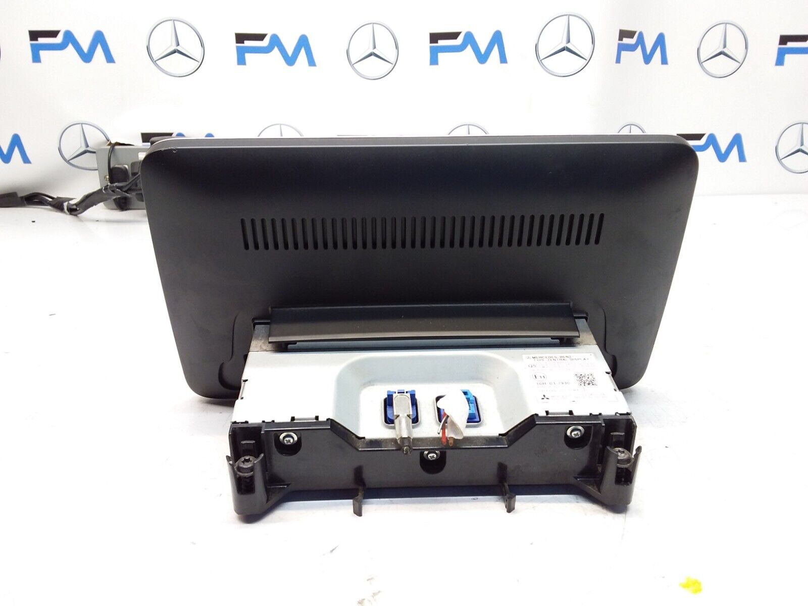 MERCEDES C-CLASS W205 2016 SAT NAV MULTIMEDIA SCREEN A2059002211 FM00661