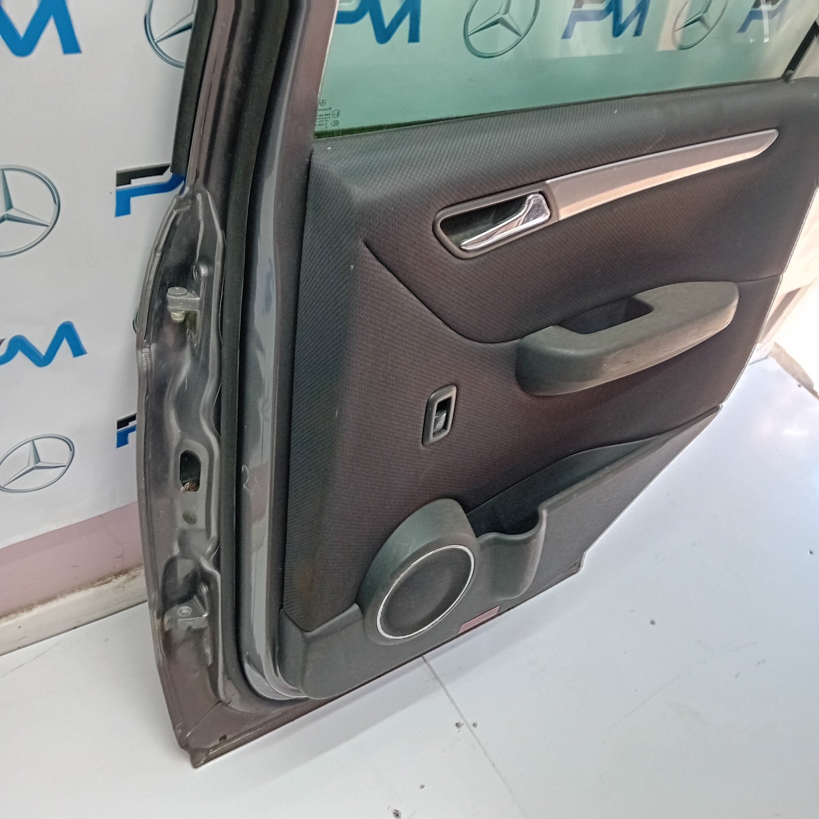 MERCEDES BENZ B-CLASS  W245  DRIVER SIDE REAR DOOR ( OFF SIDE REAR ) FM02