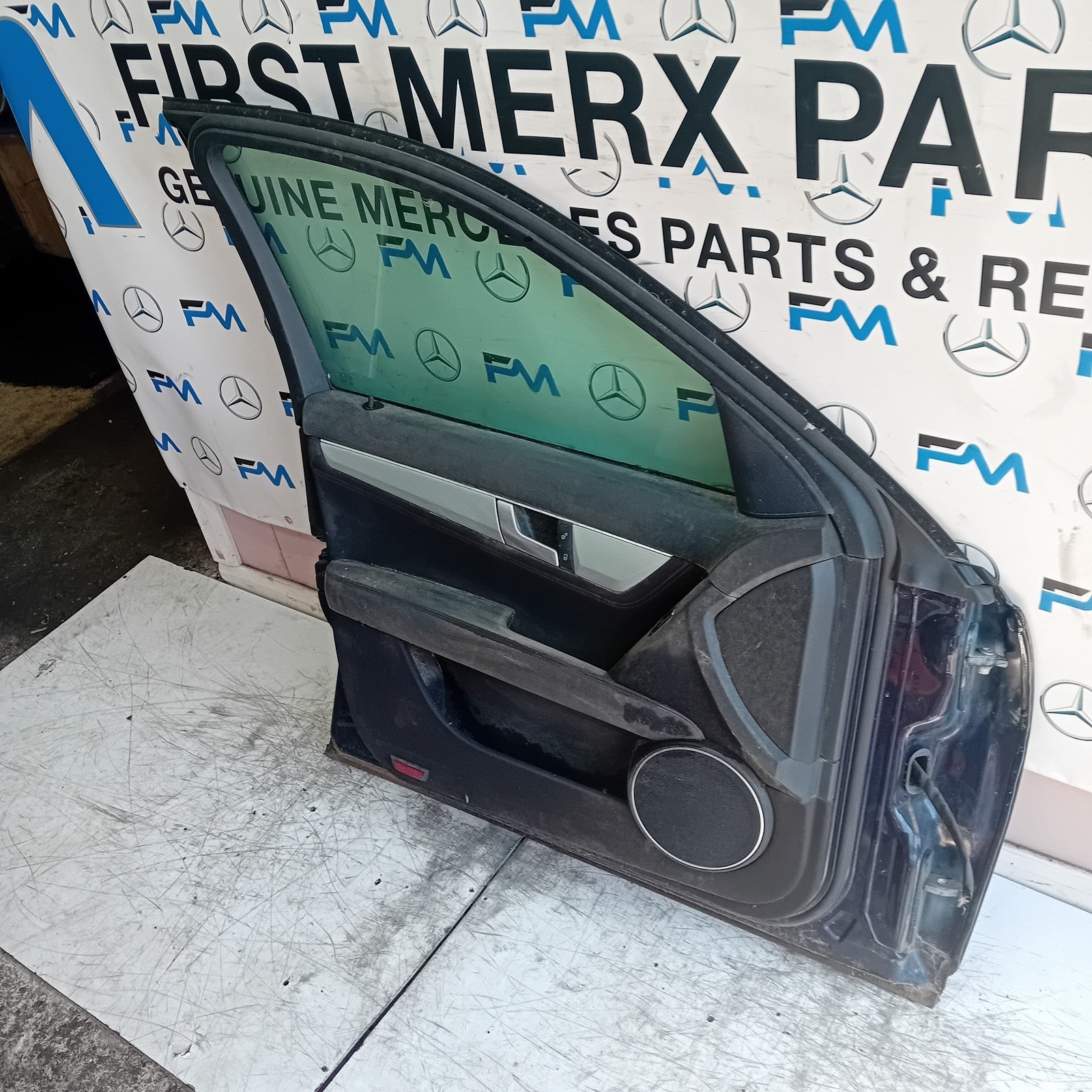MERCEDES C-CLASS W204 PASSENGER FRONT DOOR NSF 2008-2014 BLACK COMPLETE  FMD511