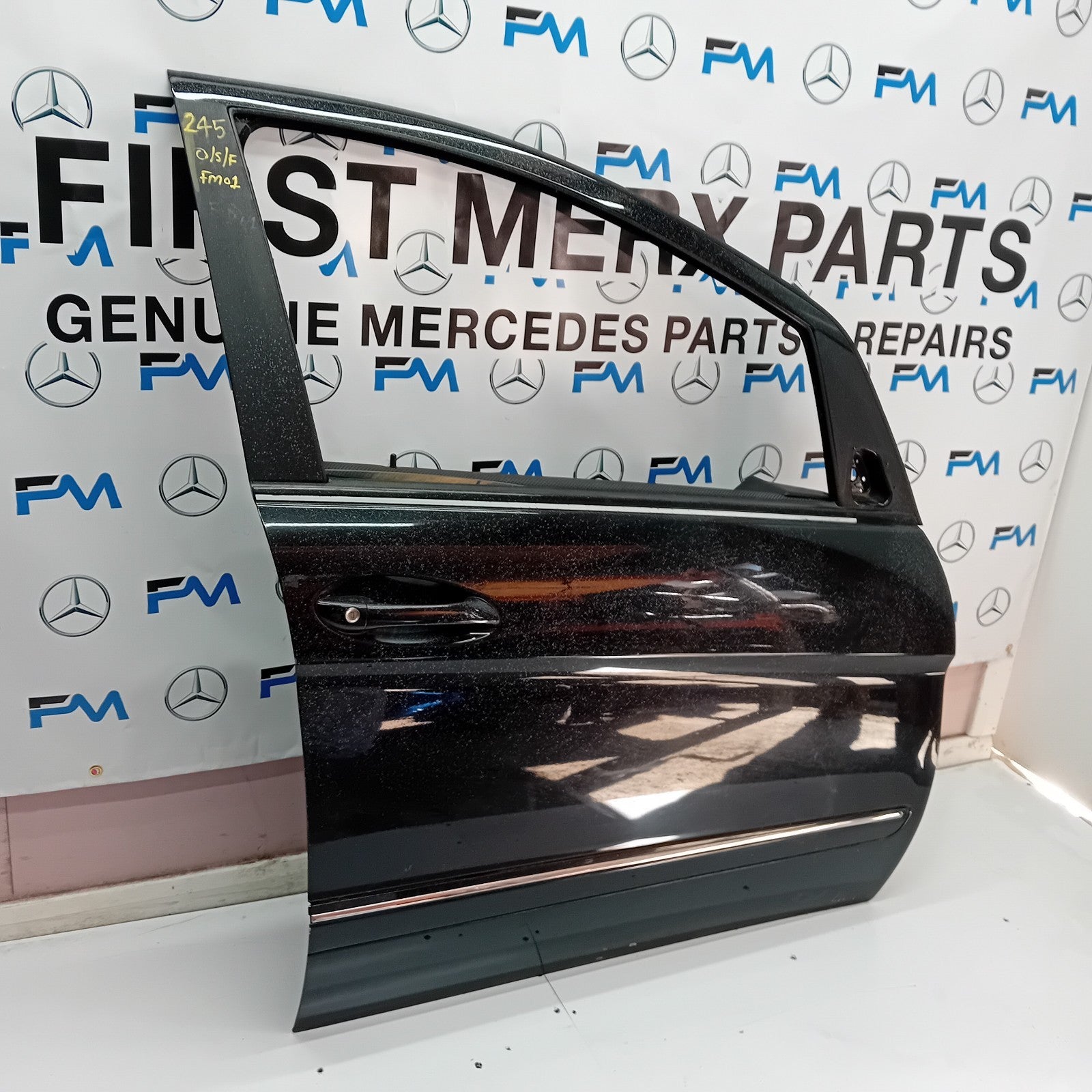 MERCEDES BENZ B-CLASS  W245  DRIVER SIDE FRONT DOOR ( OFF SIDE FRONT ) FM01