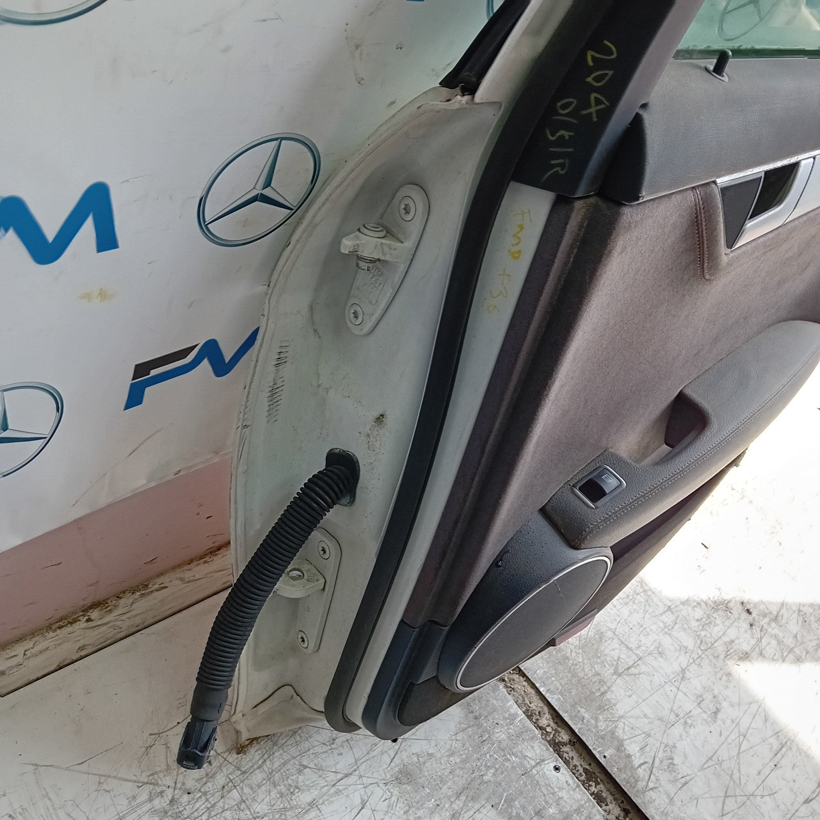MERCEDES C-CLASS W204 SLN DRIVER REAR DOOR OSR WHITE COMPLETE 2009-2014 FMD436