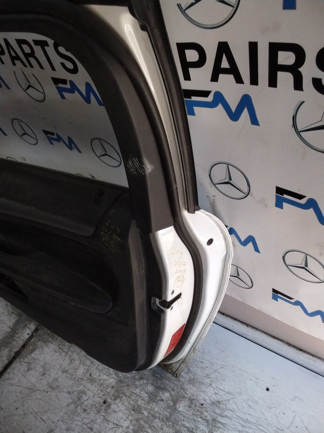 MERCEDES C-CLASS W204 SLN DRIVER FRONT DOOR OSF WHITE 2008-14 COMPLETE FMD544