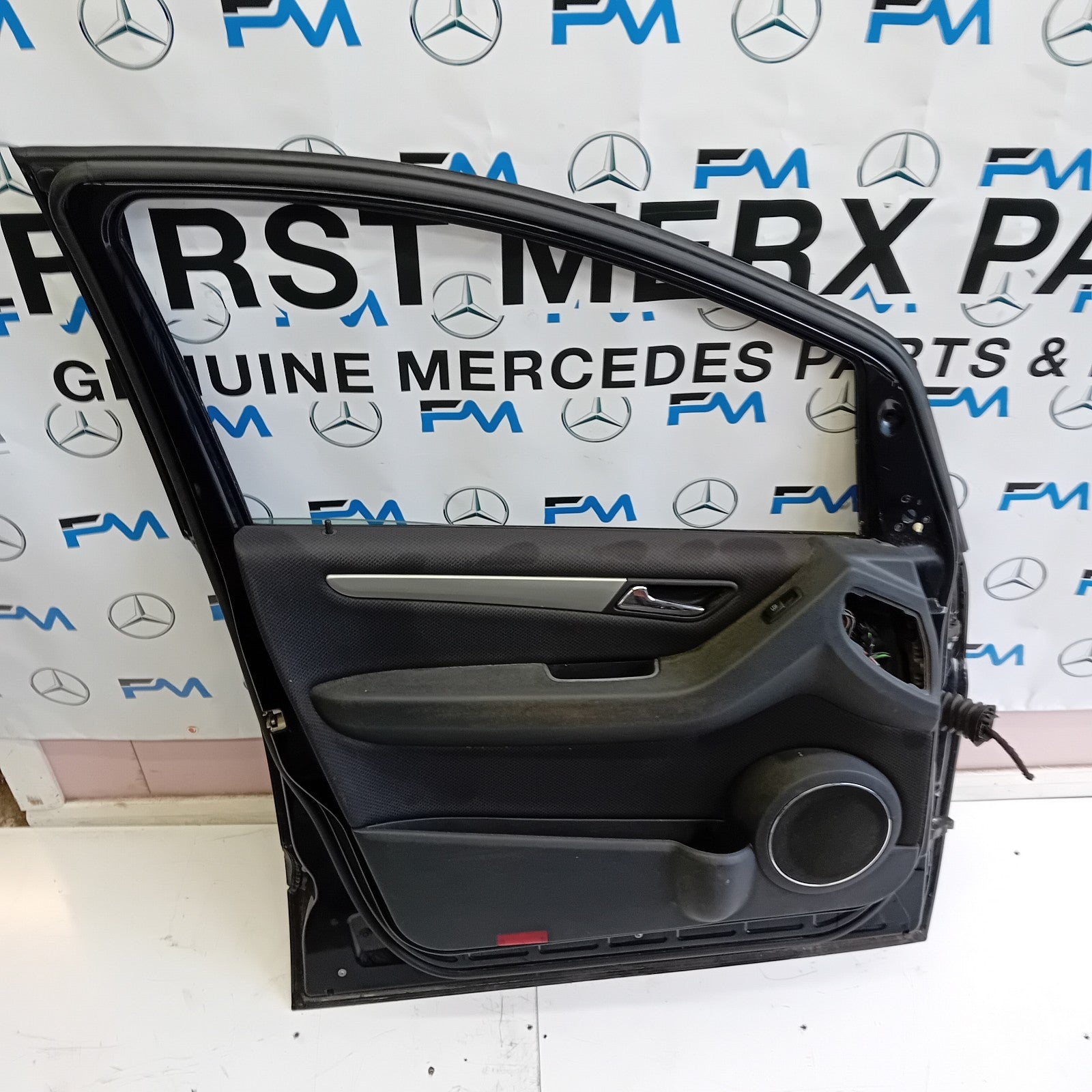 MERCEDES BENZ B CLASS W245 PASSENGER SIDE REAR DOOR ( NEAR SIDE REAR ) FM012