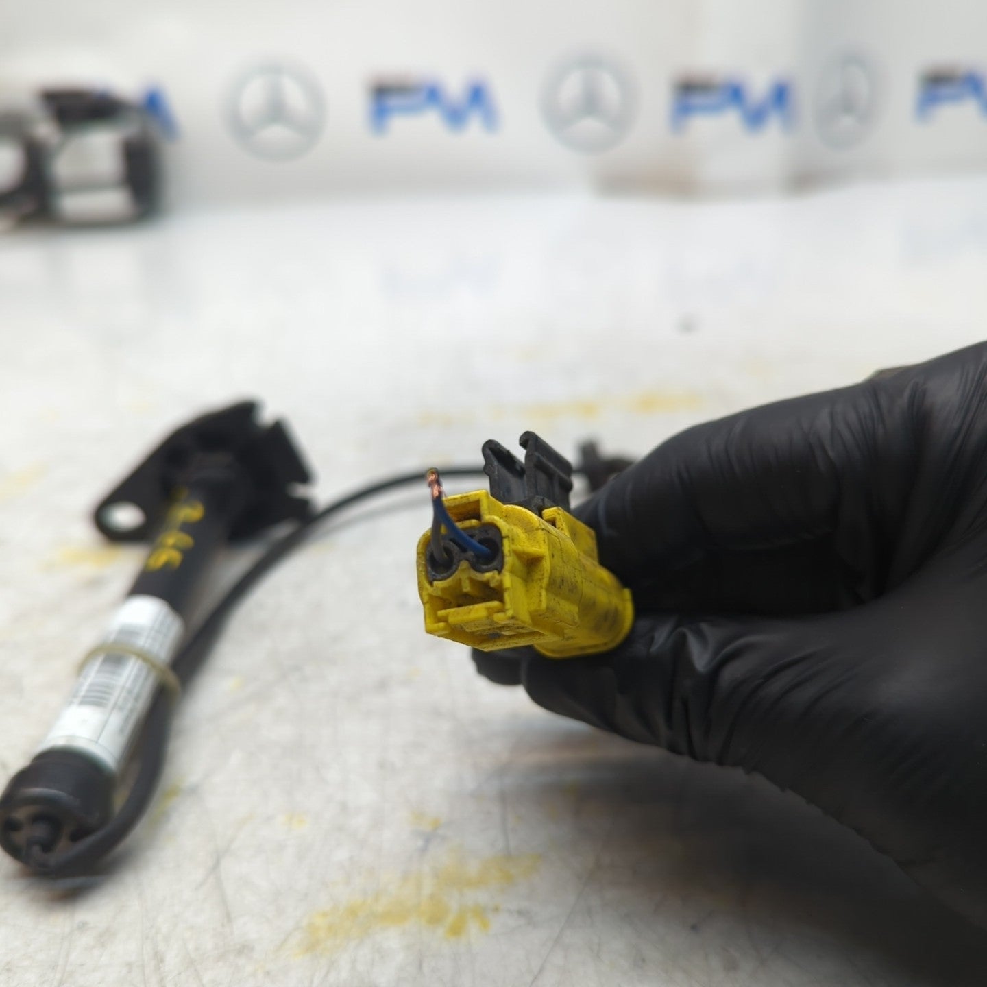 MERCEDES C CLASS W205 BONNET PEDESTRIAN ACTUATOR A2059060002 2014 FM001431
