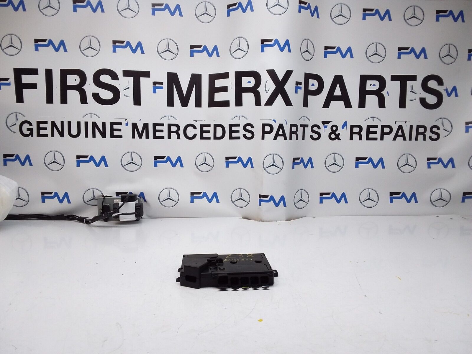 Mercedes E-Class W213 Front Inboard Fuxebox Module Unit A2135406200 FM00361