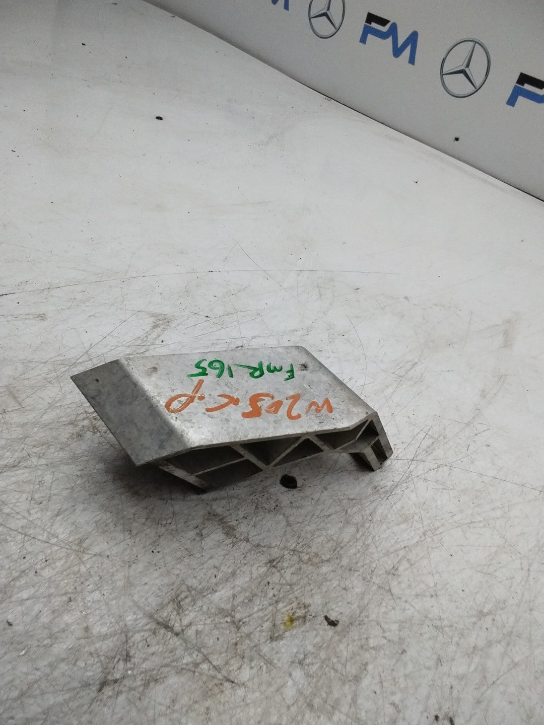 MERCEDES BENZ  C-CLASS W205 RADIATOR SUPPORT BRACKET LEFT FMR165