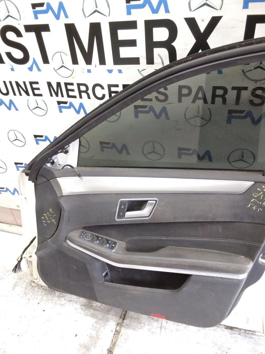 MERCEDES BENZ   E-CLASS W212  DRIVER FRONT DOOR OSF WHITE 2009-16  FMD585