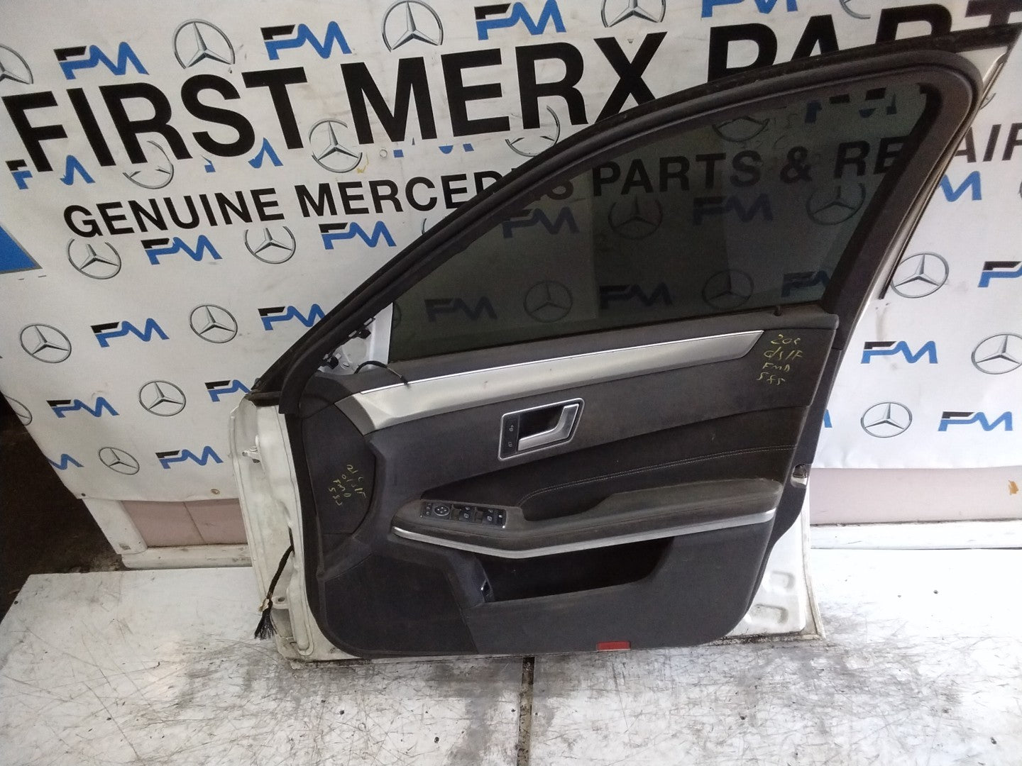 MERCEDES BENZ   E-CLASS W212  DRIVER FRONT DOOR OSF WHITE 2009-16  FMD585