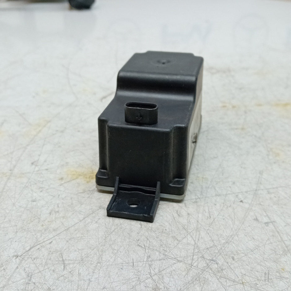 MERCEDES C-CLASS VOLTAGE CONVERTER AUXILIARY BATTERY W205 A2059053414 FM001536