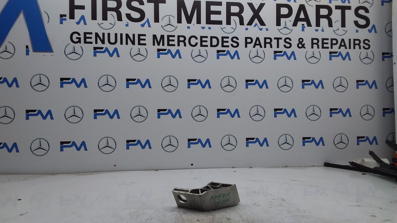 MERCEDES BENZ  C-CLASS  RADIATOR MOUNT BRACKET LEFT SIDE A2055014920 FMR402