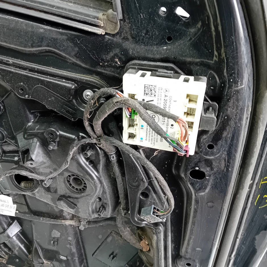 MERCEDES BENZ C-CLASS W205 PASSENGER SIDE FRONT DOOR N/S/F  BLACK FMD130