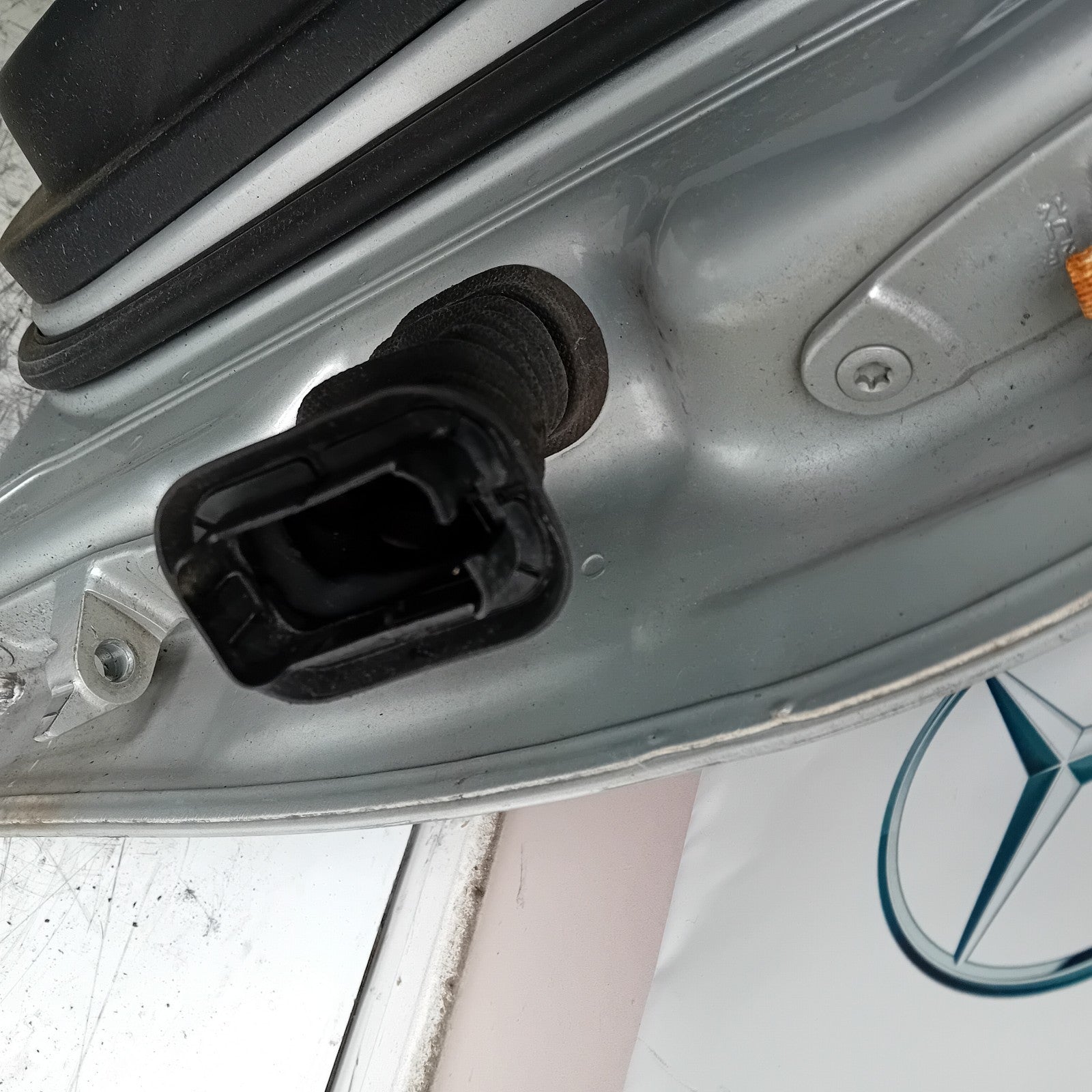 MERCEDES C-CLASS W204 PASSENGER FRONT DOOR NSF 2008-14 SILVER COMPLETE FMD409