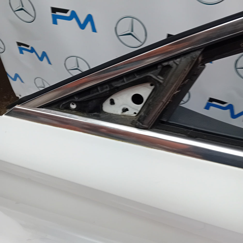 MERCEDES BENZ C-CLASS  W205 PASSENGER SIDE FRONT DOOR ( NEAR SIDE FRONT ) FM04