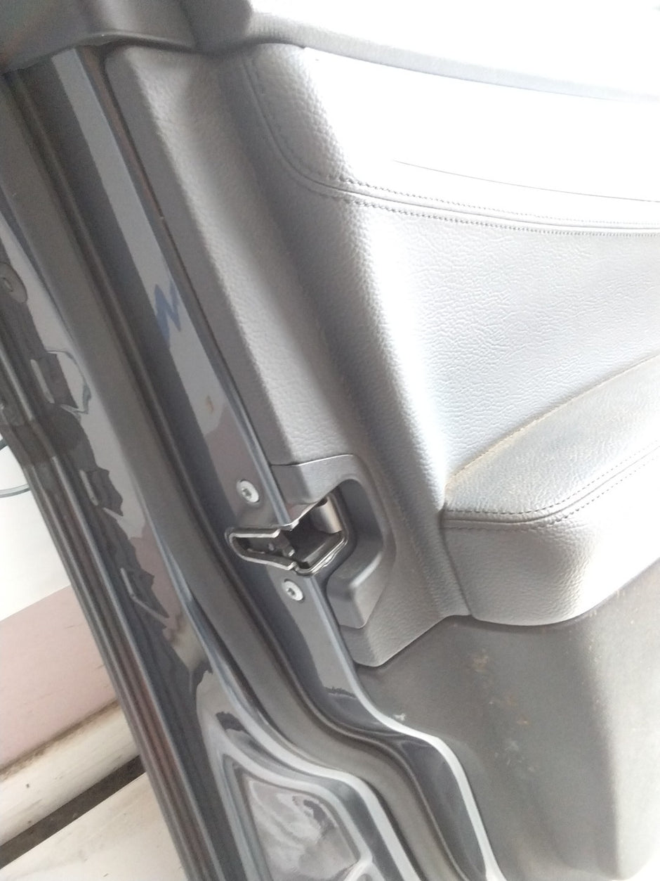 MERCEDES C-CLASS W204 PASSENGER SIDE FRONT DOOR N/S/F COMPLETE GREY FMD58