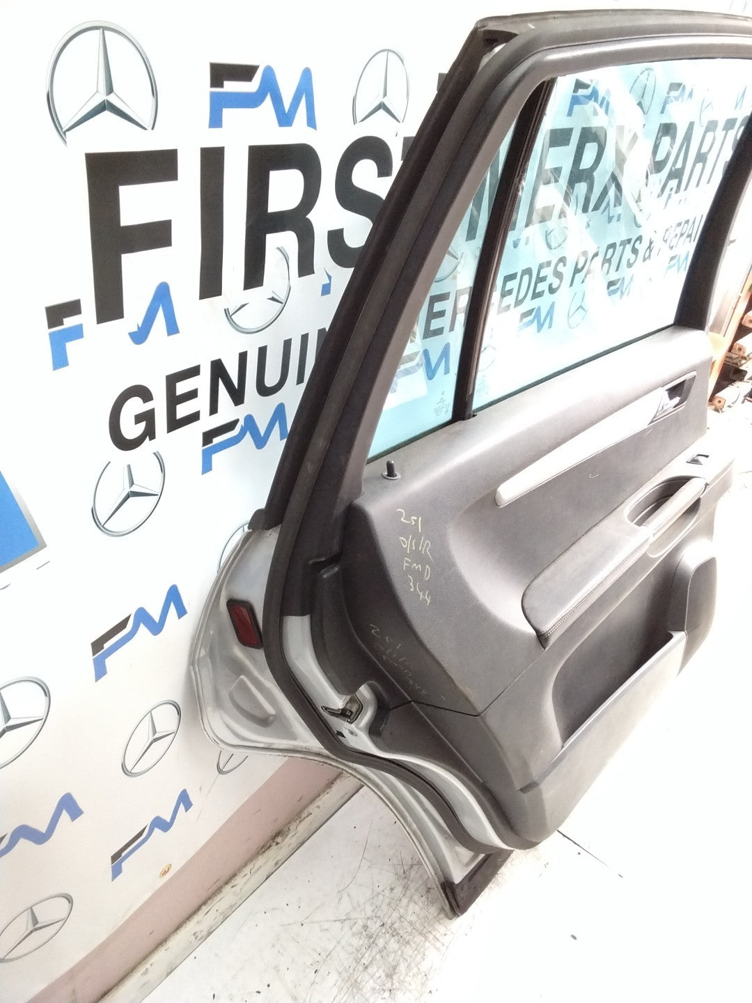 MERCEDES R-CLASS W251 PASSENGER REAR DOOR NSR SILVER 2005-12 COMPLETE FMD344