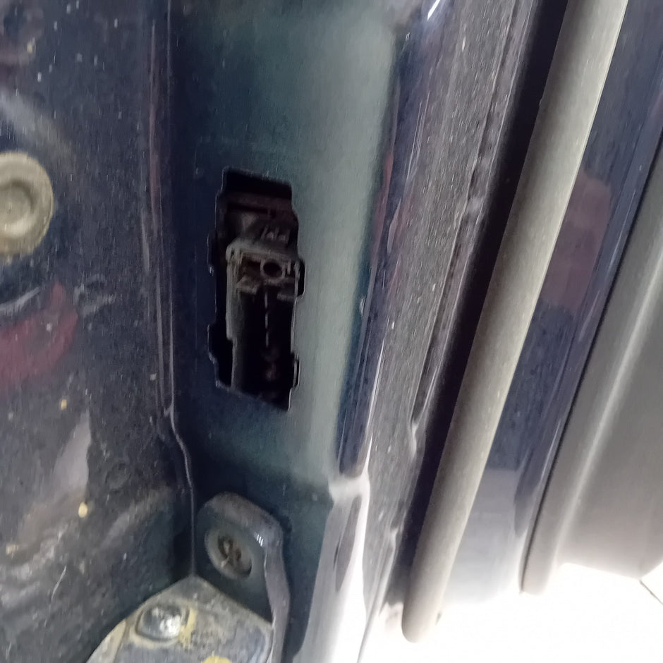 MERCEDES BENZ C-CLASS W205 DRIVER SIDE FRONT DOOR O/S/F  BLUE FMD132