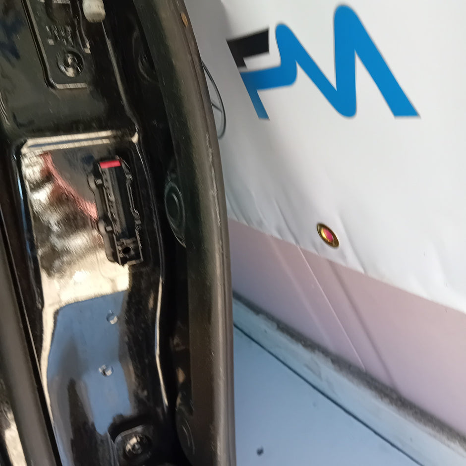 MERCEDES BENZ E-CLASS  W213 PASSENGER SIDE REAR DOOR ( NEAR SIDE REAR ) FM05