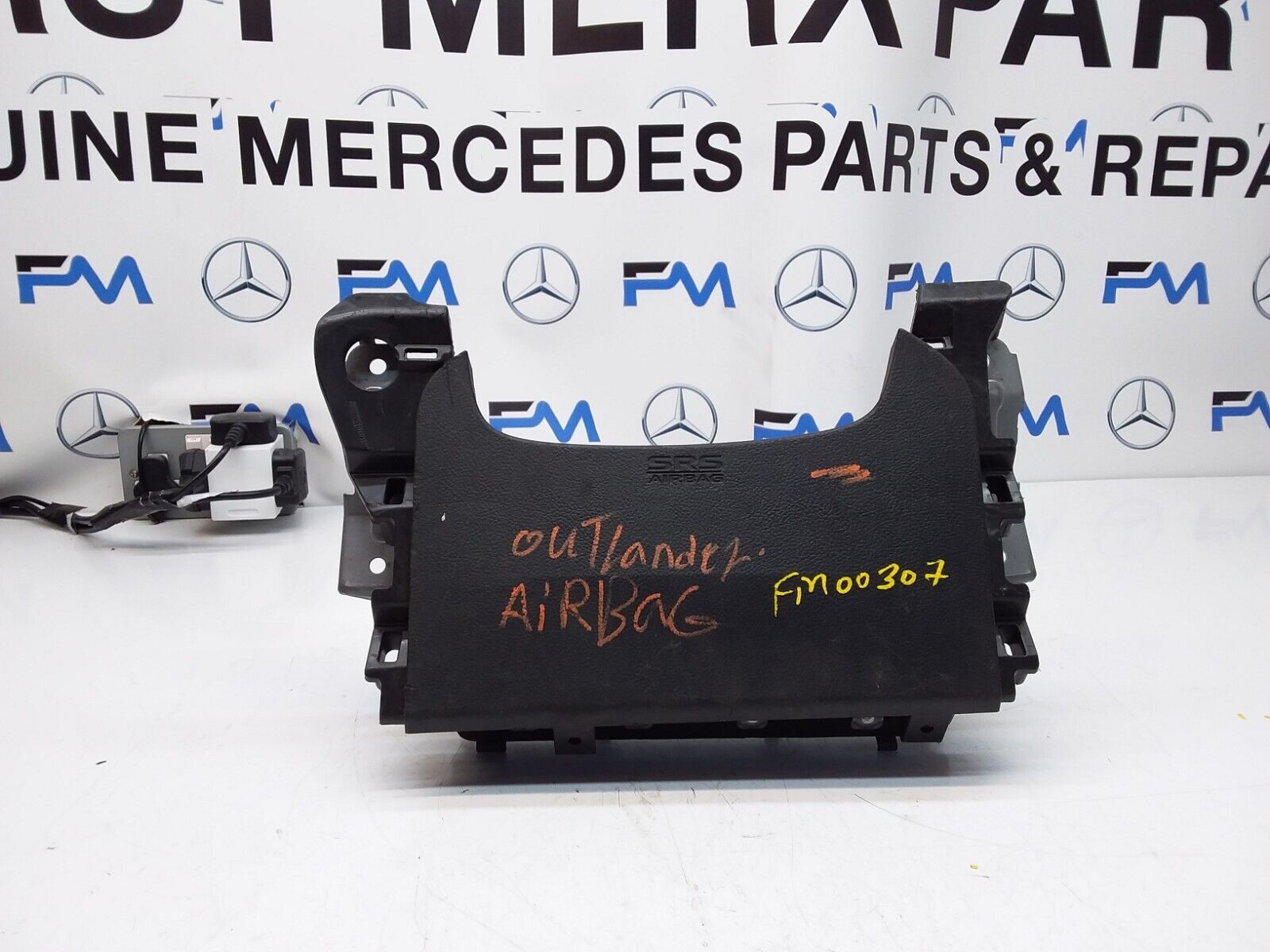 MITSUBISHI OUTLANDER MK3 KNEE AIR SRS BAG RIGHT DRIVER SIDE 7030A-31754 FM00307 