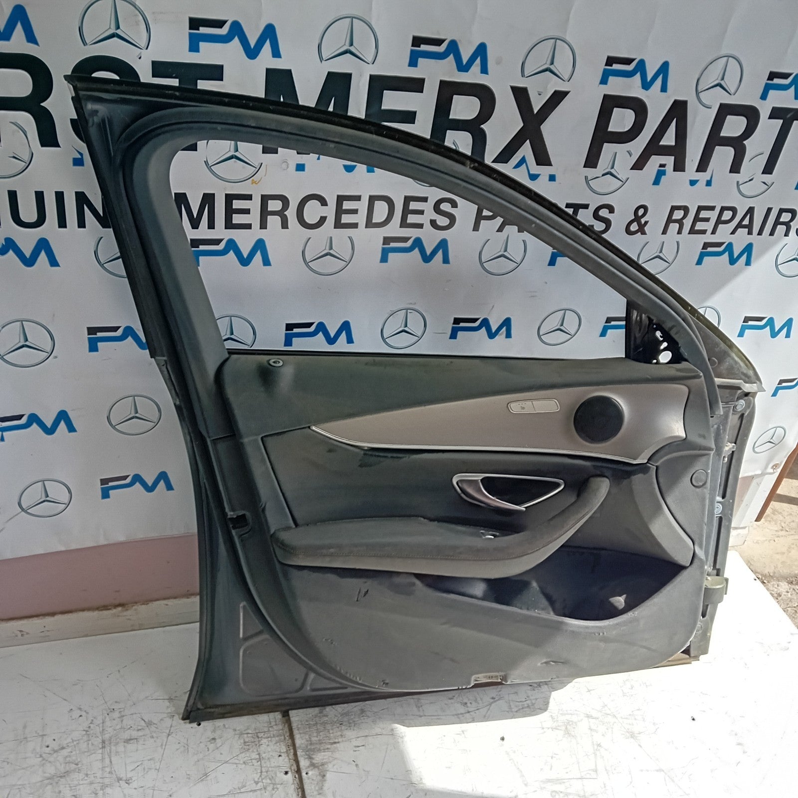 MERCEDES BENZ R-CLASS W213 PASSENGER SIDE FRINT DOOR N/S/F GREY FMD124