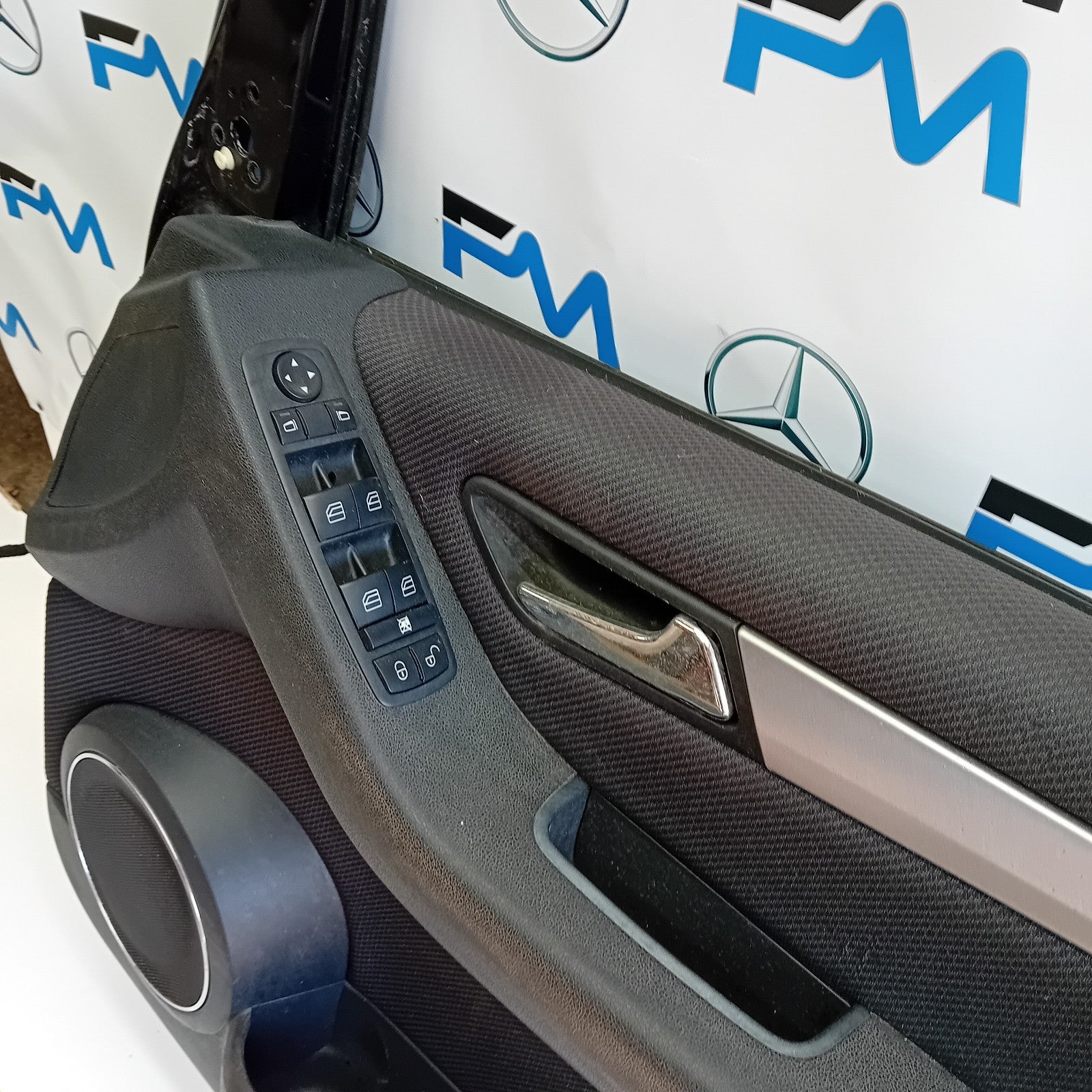 MERCEDES BENZ B-CLASS  W245  DRIVER SIDE FRONT DOOR ( OFF SIDE FRONT ) FM01
