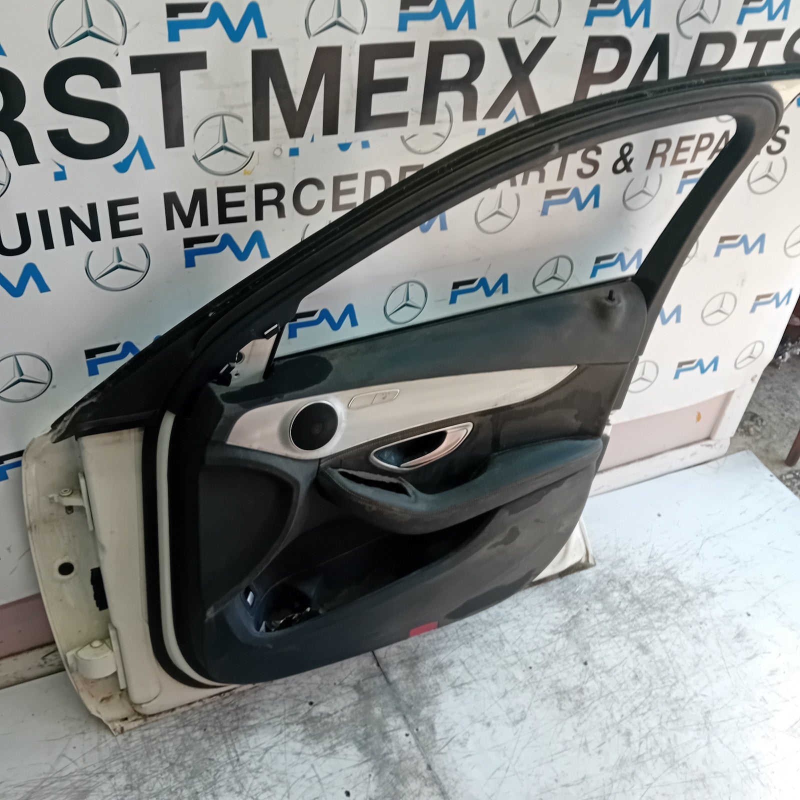 MERCEDES C-CLASS W205 DRIVER FRONT DOOR OSF 2014 WHITE COMPLETE  FMD510