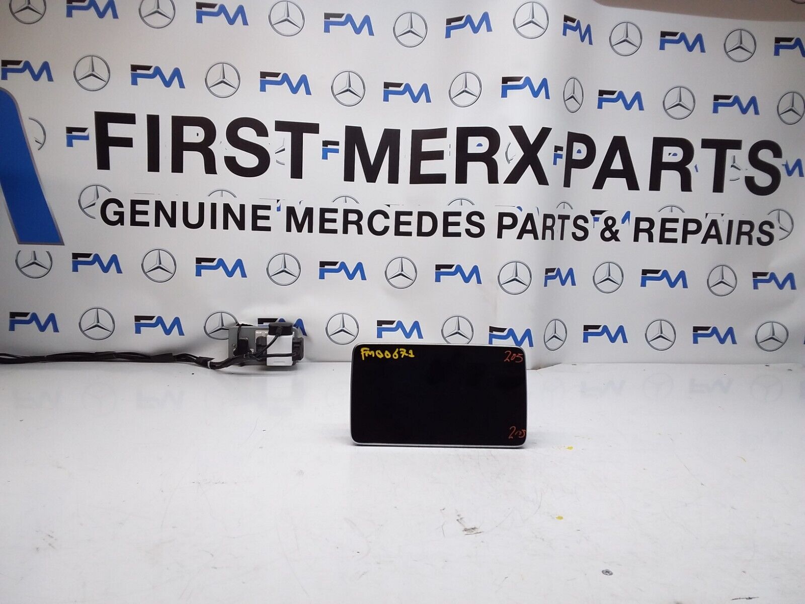 MERCEDES C-CLASS W205 2016 SAT NAV MULTIMEDIA SCREEN A2059002211 FM00671
