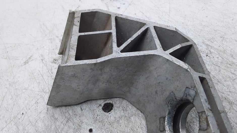 MERCEDES BENZ  C-CLASS  RADIATOR MOUNT BRACKET LEFT SIDE A2055014920 FMR402