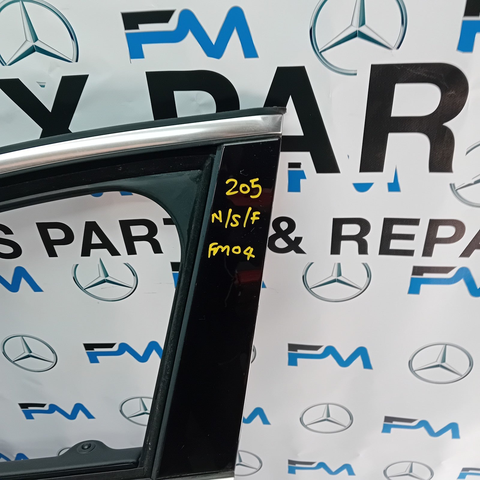 MERCEDES BENZ C-CLASS  W205 PASSENGER SIDE FRONT DOOR ( NEAR SIDE FRONT ) FM04