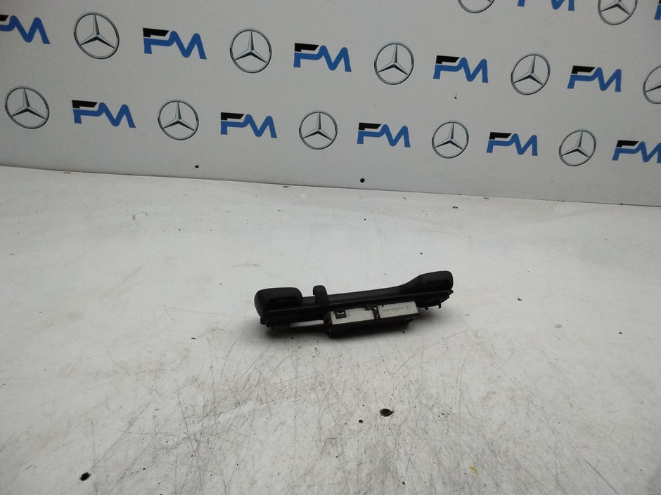  MERCEDES CLA W117 REAR RIGHT GRAB HANDLE AND LIGHT A0009064805 FMR46