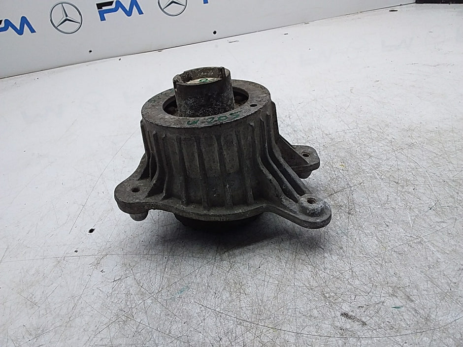 MERCEDES BENZ  C-CLASS W205  ENGINE MOUNT RIGHT OS A2052406717 FMR325