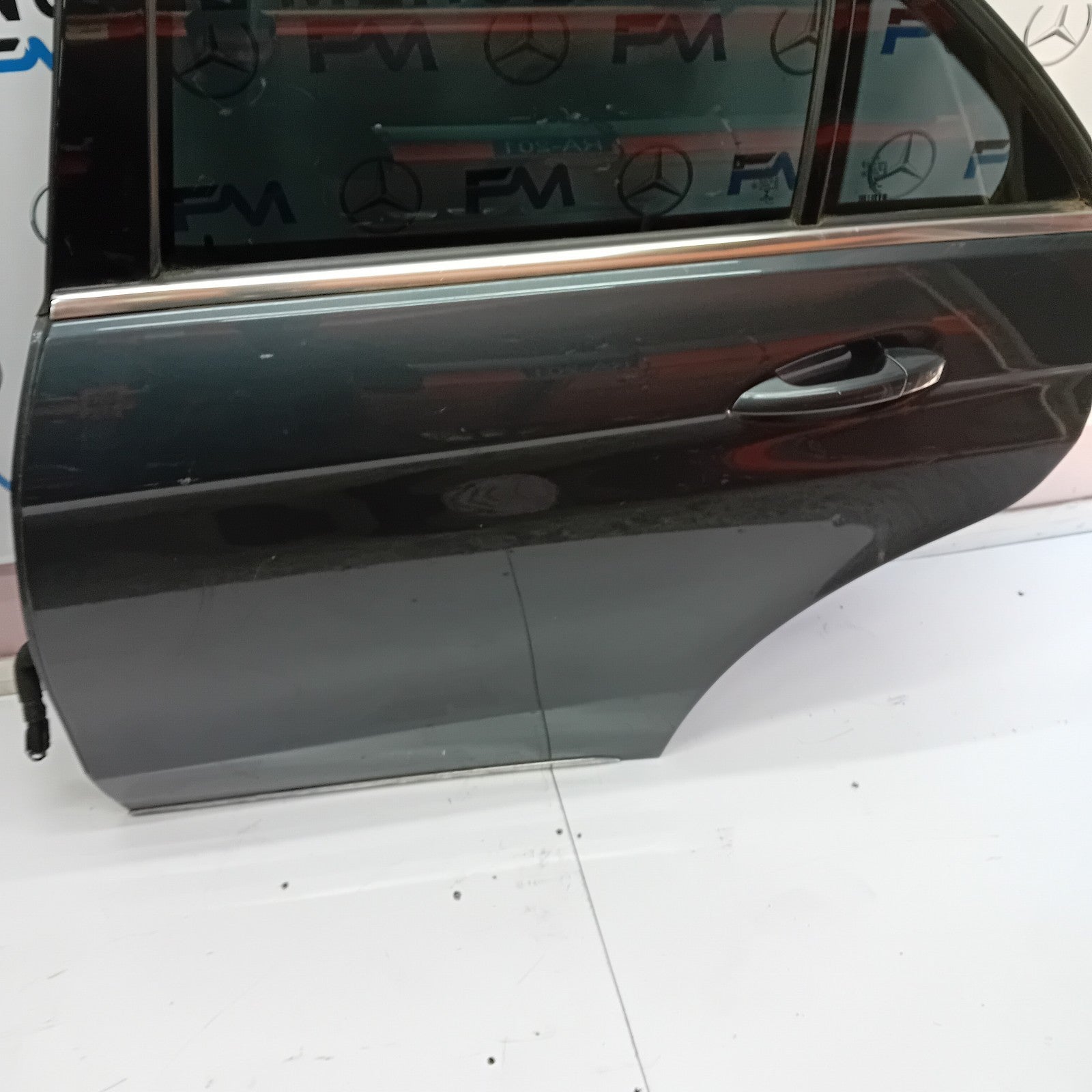 MERCEDES BENZ E-CLASS  W212 PASSENGER SIDE REAR DOOR ( NEAR SIDE REAR ) FM06