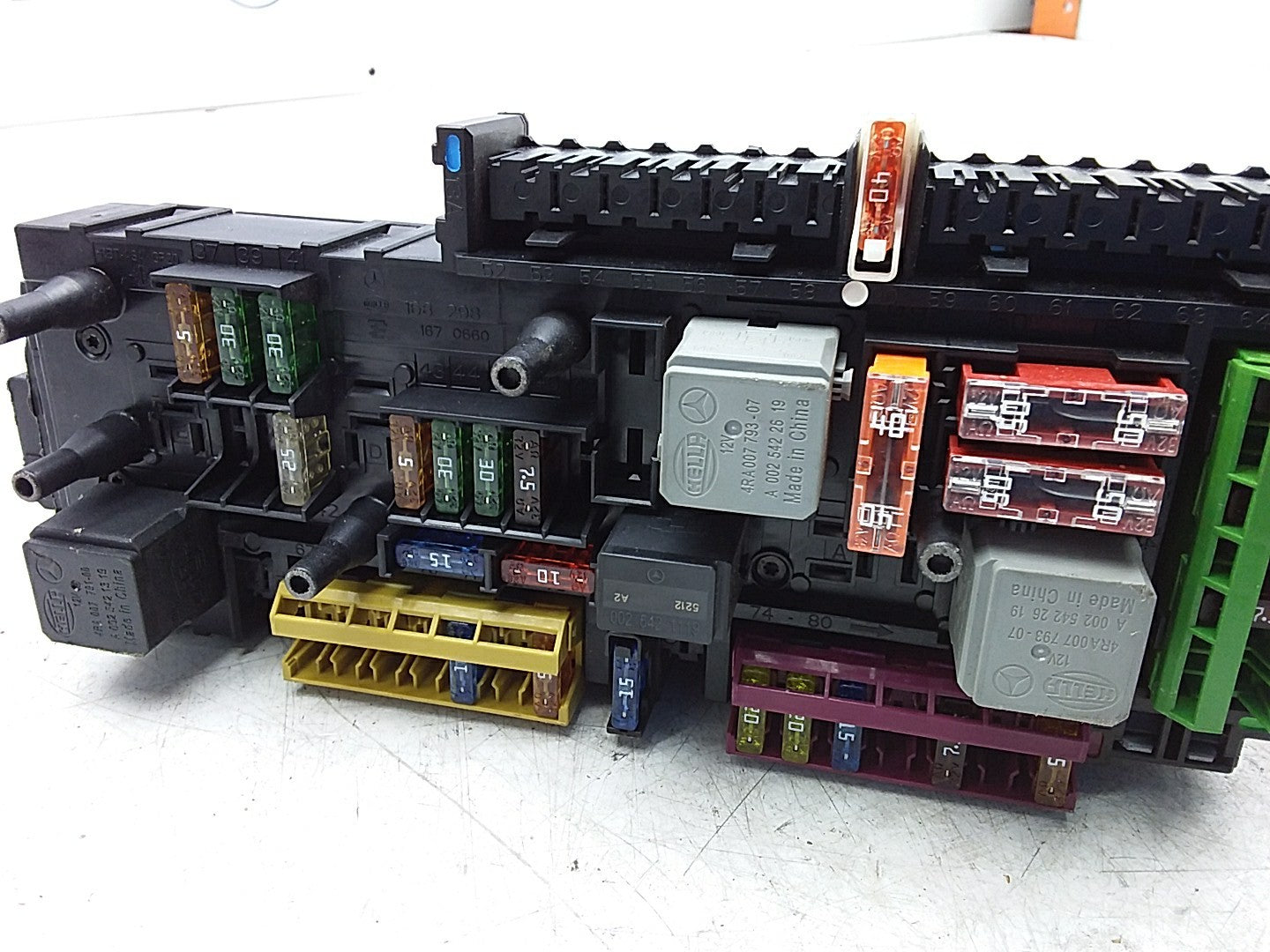 MERCEDES BENZ  E-CLASS W212  FUSE BOX RELAY BOX A2129003822 FMR480