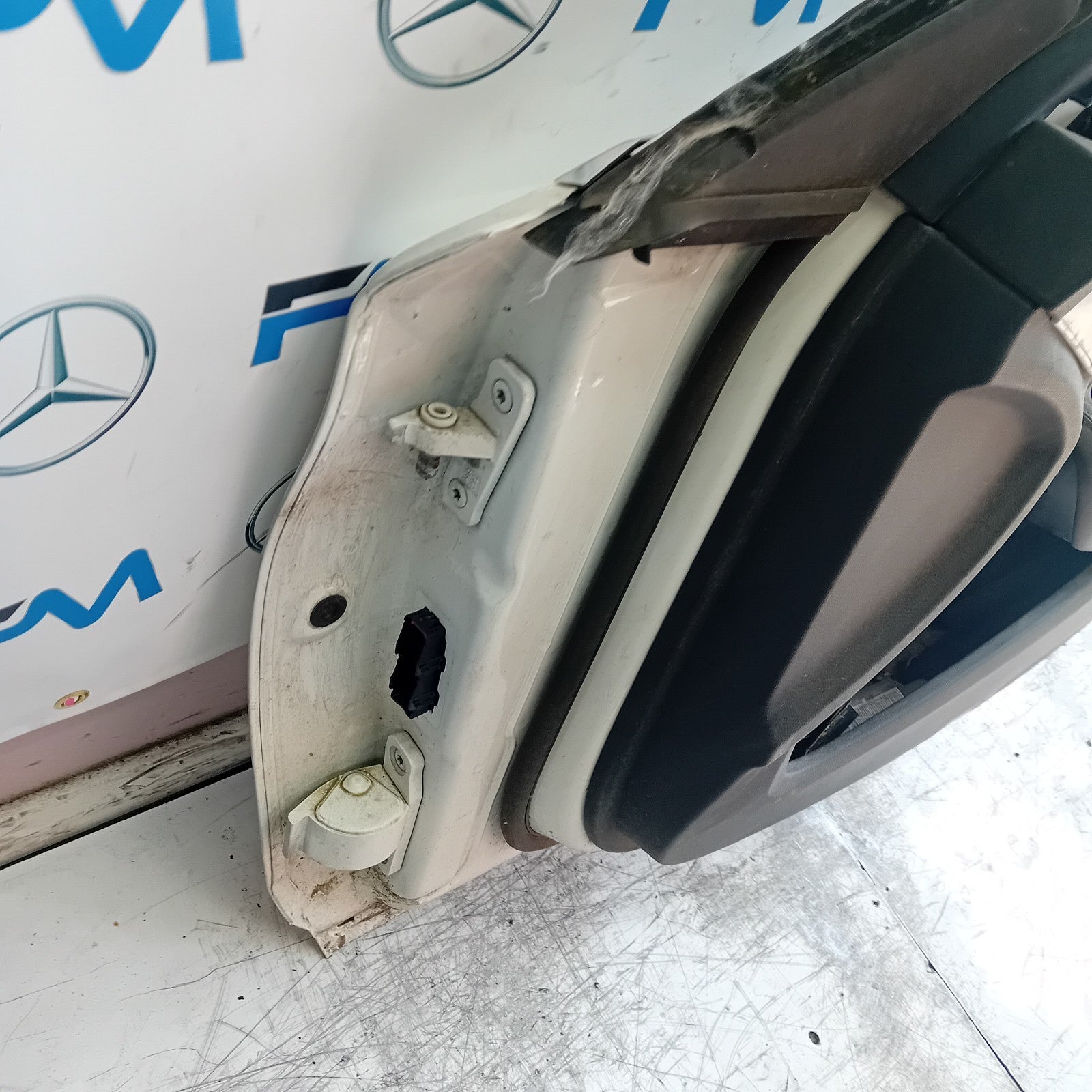 MERCEDES C-CLASS W205 DRIVER FRONT DOOR OSF 2014 WHITE COMPLETE  FMD510