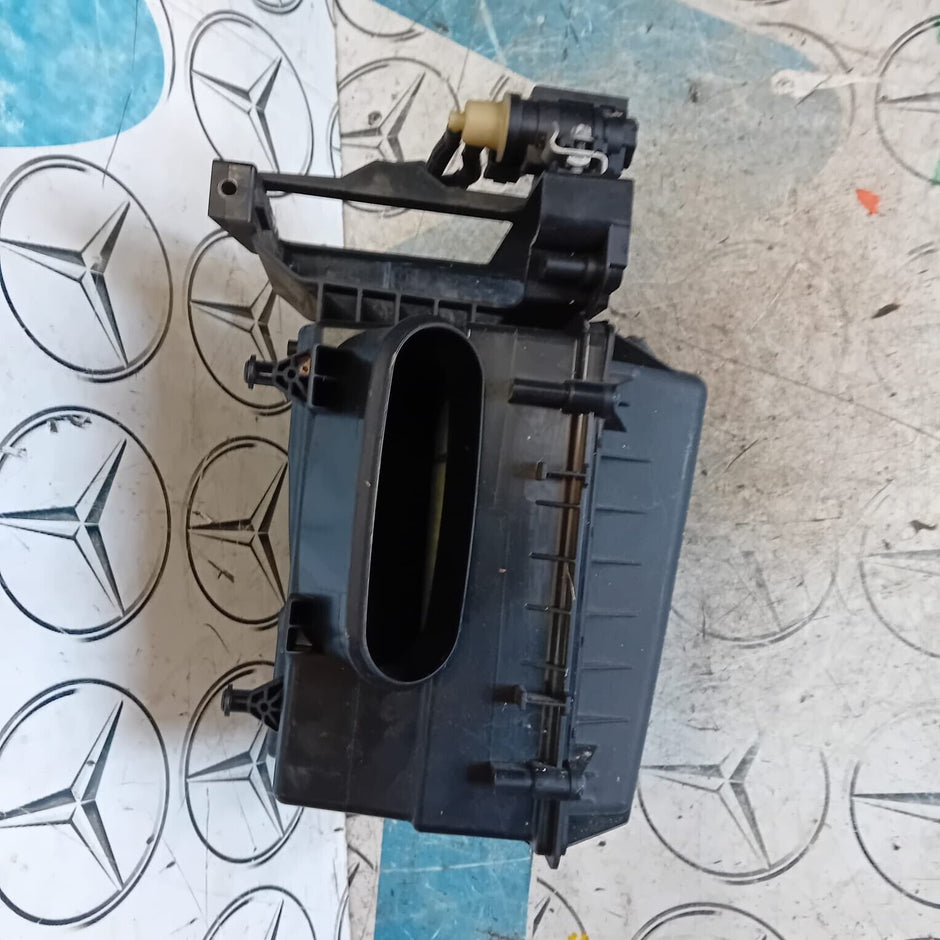 MERCEDES BENZ A CLASS W176 2015 1.5 DIESEL AIR FILTER BOX HOUSING A6070900301
