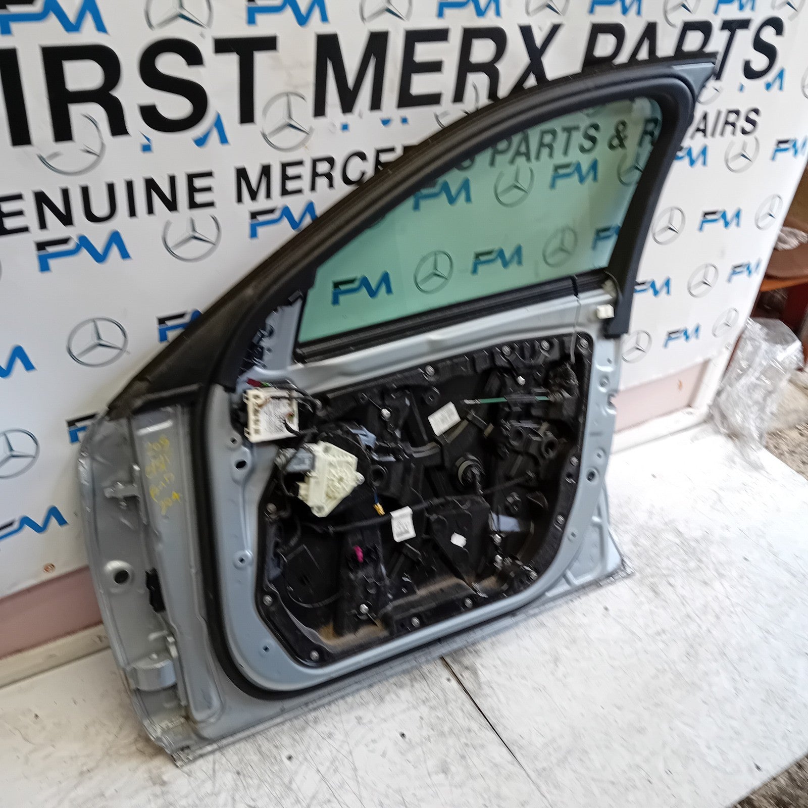 MERCEDES BENZ C-CLASS W205 SALOON DRIVER  FRONT DOOR OSF SILVER 2014 ON  FMD204