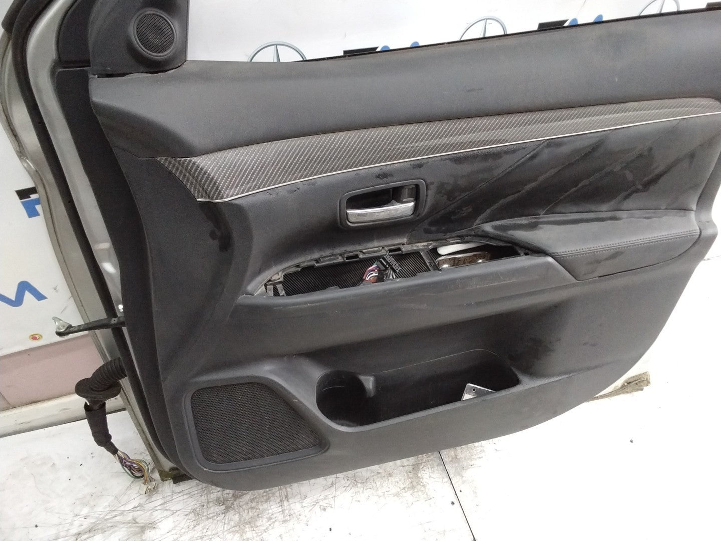 MITSUBISHI OUTLANDER MK3 DRIVER FRONT DOOR OSF SILVER COMPLETE 2013 FMD305