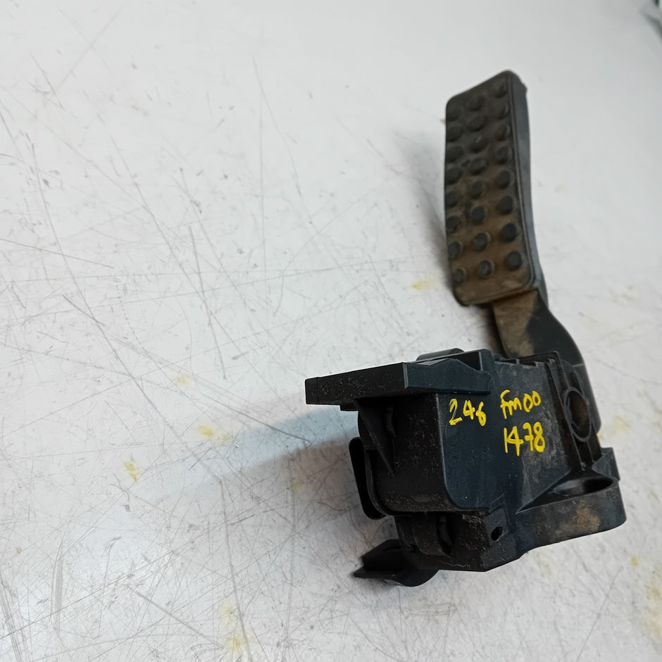 MERCEDES BENZ  B-CLASS W246 THROTTLE ACCELERATOR A2463001904 2015  FM001478